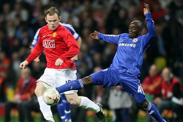 足球阵容中的十号位在比赛中扮演什么角色？