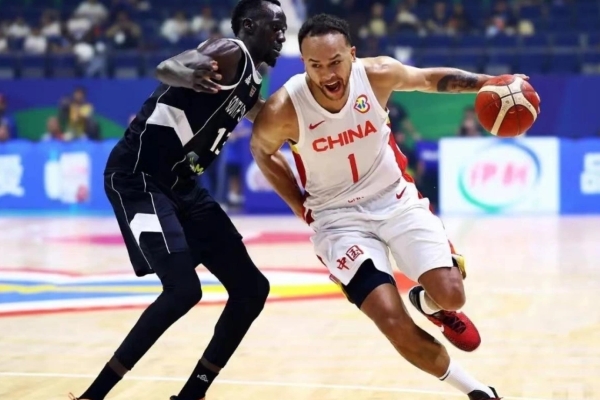 中国男篮和国足是一个水平吗？