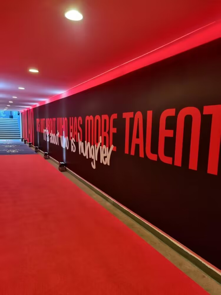 米兰球队更换圣西罗主场球员通道标语展现团队渴望