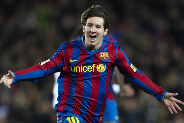 梅西在巴塞罗那效力了多久？