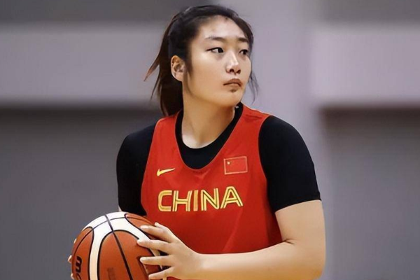 WNBA球员如何在场上和场下都成为榜样？