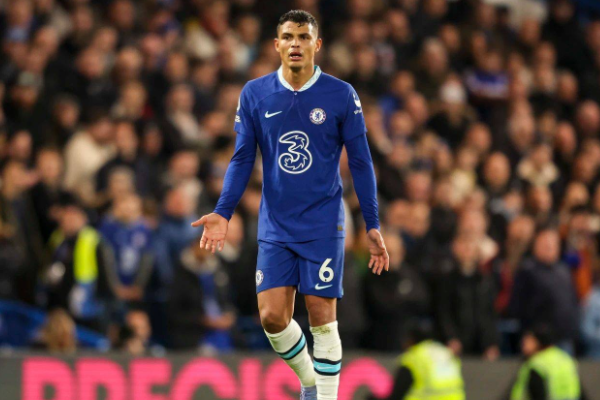 切尔西球迷对老将蒂亚戈·席尔瓦的表现不满