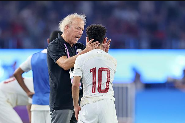 中国男足战胜卡塔尔晋级八强后卡塔尔主帅瓦莱对裁判不满表达意见