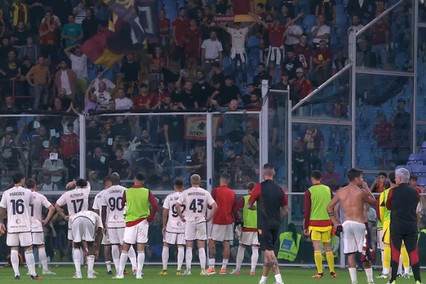 罗马球迷不满爆发！穆里尼奥与球员在客队球迷区激辩