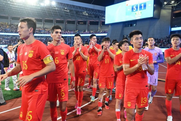 中国男女足晋级八强：亚运会足球淘汰赛战局悬念涌现