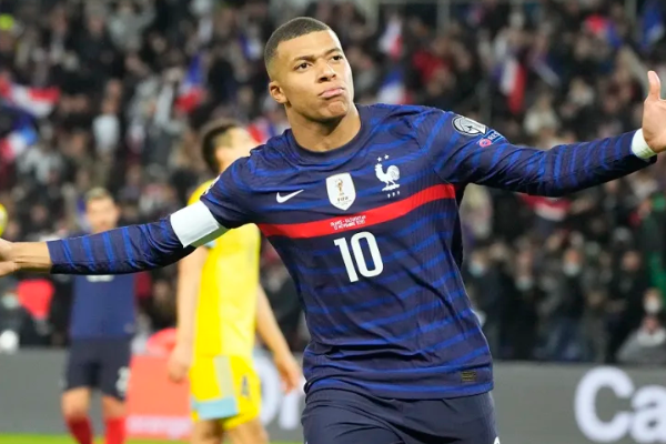 姆巴佩因寒冷天气下比赛要求戴手套