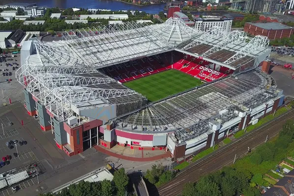 曼联的主场是哪个体育场？