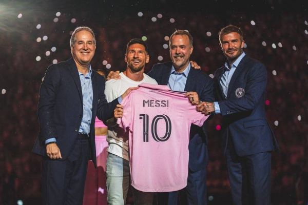 梅西目前的周薪有多少？