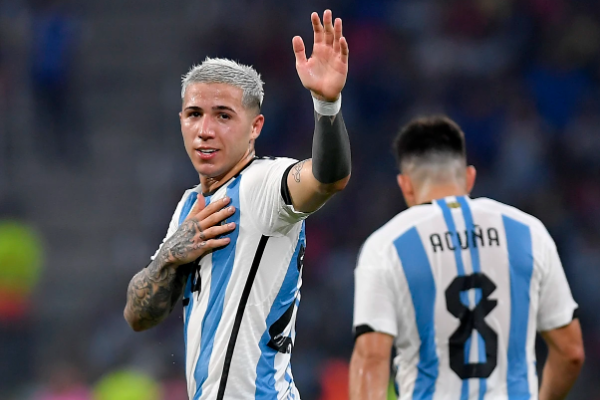 恩佐在阿根廷国家队打进关键进球而在切尔西表现黯淡