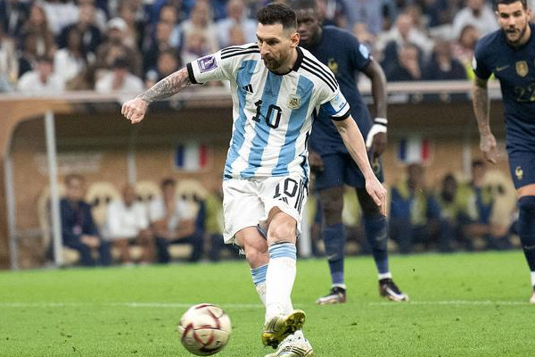 梅西目前的成就超越了马拉多纳吗？