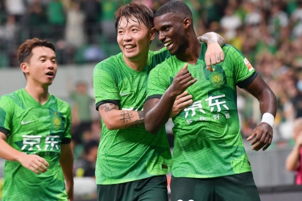 北京国安2-1逆转胜中国国奥队后张稀哲领队欢乐离场