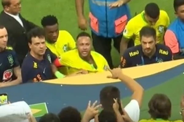 内马尔对球迷行为表示谴责：扔爆米花是不恰当的对足球和人类都没有益处