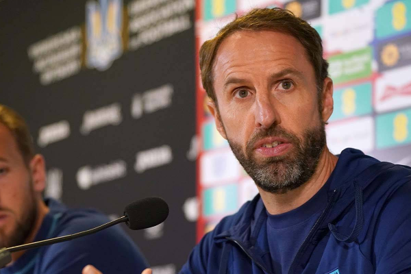 索斯盖特情绪激动地为亨德森辩护：他为英格兰做出了巨大的贡献！