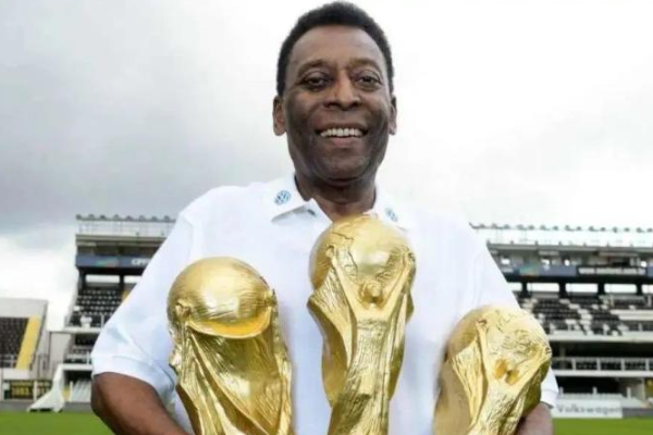 贝利在足坛的历史地位为什么这么高？