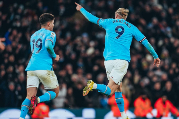 足球中的饼锋是指什么意思？