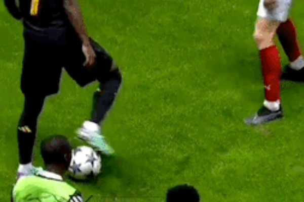 米克尔·坎普斯不满维尼修斯原地踩单车表现：或许应该给他一巴掌