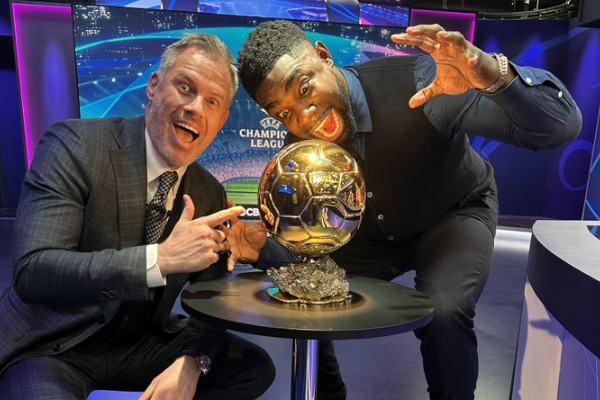 卡拉格和理查兹与梅西一同庆祝金球奖胜利并为其保护奖杯荣誉！