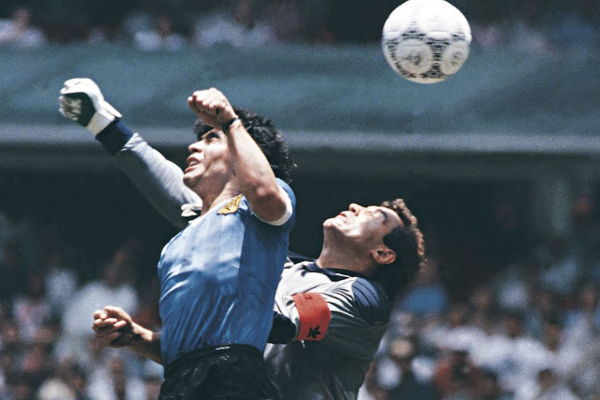 足球中有哪些经典的上帝之手？