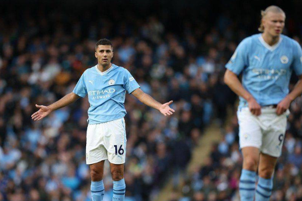 永贝里谈曼市德比：批评罗德里倒地太轻易并质疑VAR判罚