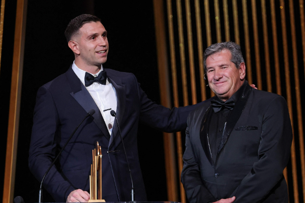 阿斯顿维拉门将马丁内斯荣获2023年度雅辛奖