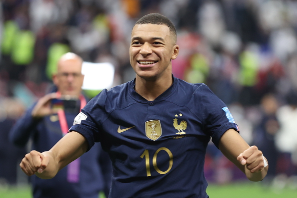 皇马更衣室期待姆巴佩加盟但巴黎希望留住法国球星