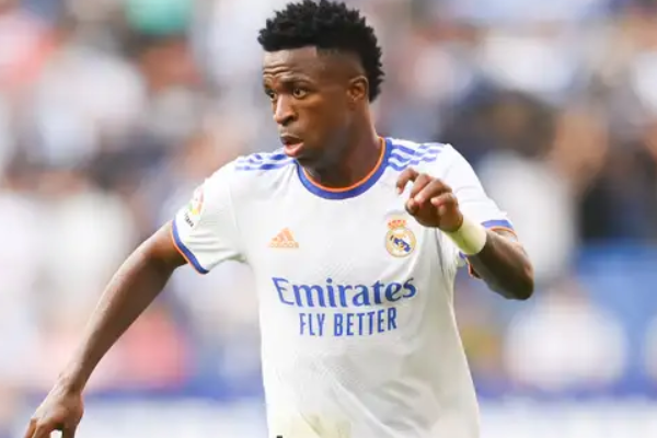 维尼修斯荣获苏格拉底奖：助力贫困学校后人气逐渐超越内马尔