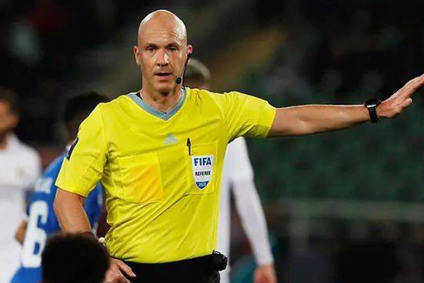 英超赛场VAR引发争议：裁判安东尼·泰勒因失误判罚降级