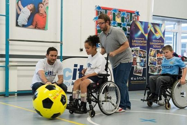 球迷扬善举！曼城队支持者为残疾球迷修复轮椅