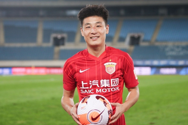 武磊首次担任国家队队长并表示将承担更多责任并展望世界杯梦想
