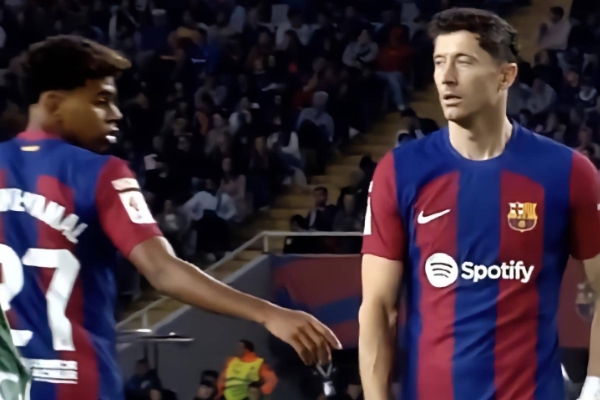 莱万多夫斯基公开批评亚马尔后其友好回应：双方和解庆祝进球胜利！