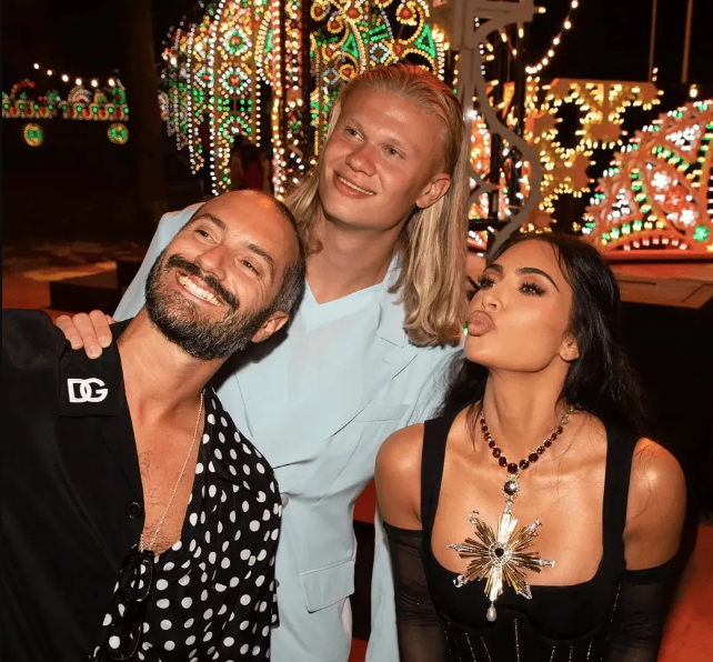 金-卡戴珊与曼城球星哈兰德意外相遇后分享与儿子视频的惊喜瞬间