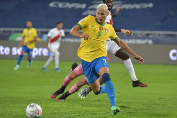 巴西足球的踢球风格是怎样的？