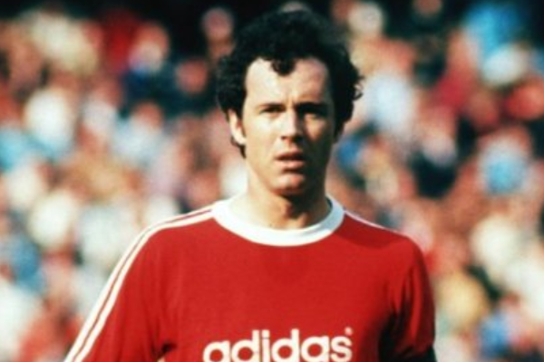 足坛后卫历史地位前十的球员有哪些？