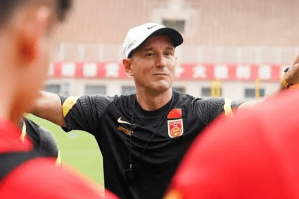 国足现任主教练是谁？