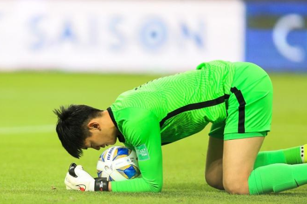 颜骏凌出色扑救稳住国足大局后东方体育日报盛赞其表现