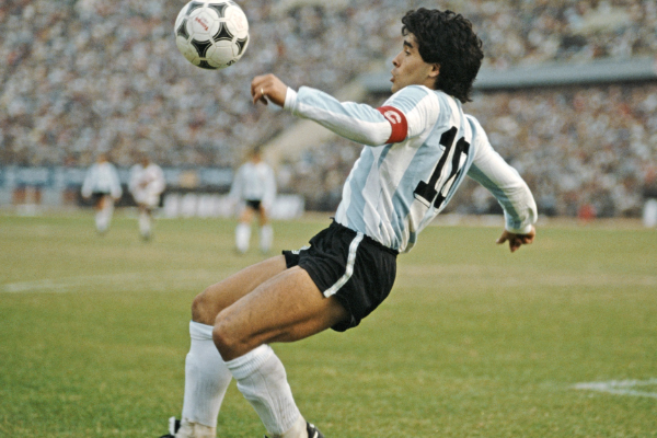 马拉多纳和C罗谁的历史地位更高？