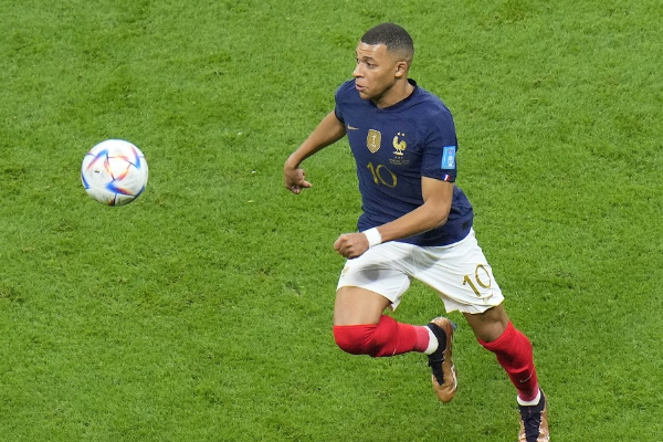 姆巴佩踢什么位置？