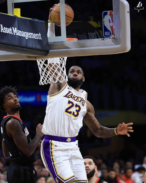 詹皇逆袭助湖人105-104险胜火箭