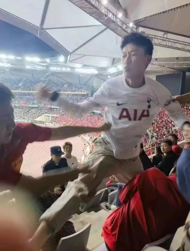 中国球迷身穿孙兴慜球衣遭到群殴后被保安带走