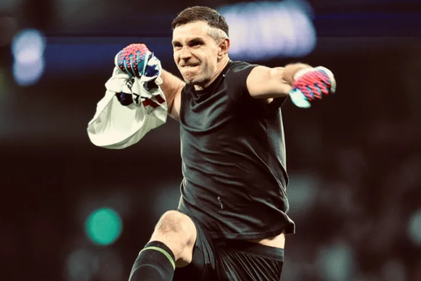 维拉门神马丁内斯关键扑出助球队1-0小胜曼城