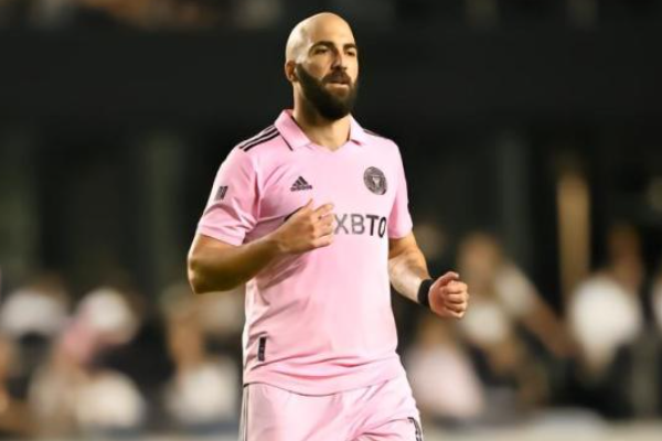 伊瓜因现在在哪个球队效力？