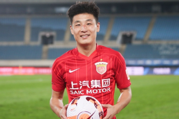 中国国家队现任队长是谁？