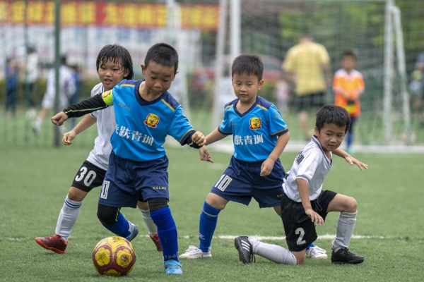中国足球青训界热议：培养本土偶像成为激励年轻球员的关键路径