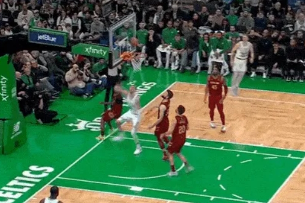 波尔津吉斯上篮得手加罚命中助凯尔特人一举领先骑士10分！