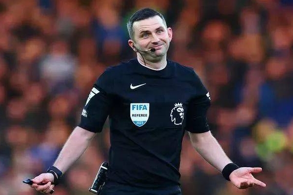 曼联球迷指责努涅斯讽刺裁判却未遭处罚