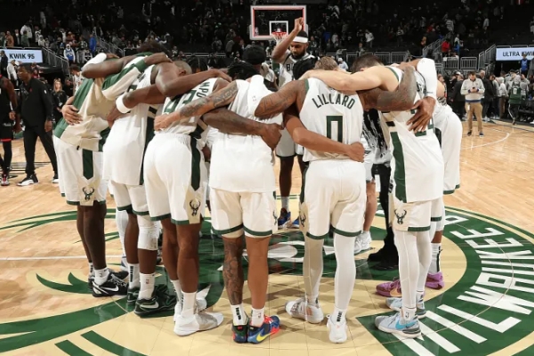 雄鹿力压对手实现4连胜占据东部第二