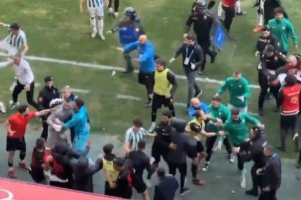 土耳其足球因两球队球员激烈冲突致5人被罚下场