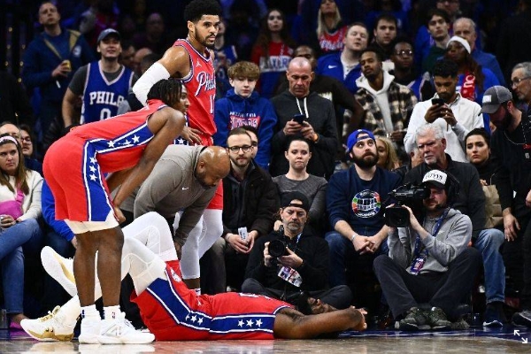 NBA圣诞大战：热火锋线大将马丁遭受90度脚踝扭伤