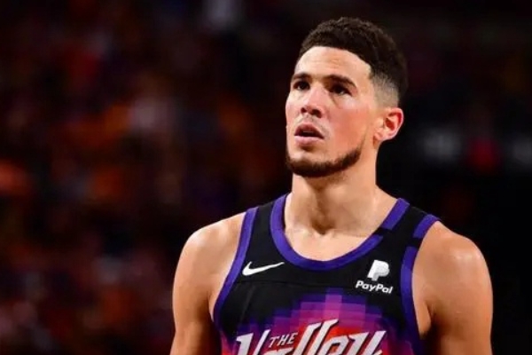 布克在哪个球队效力？