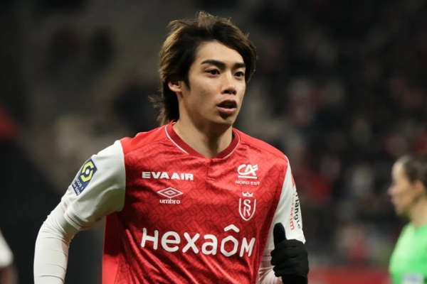 兰斯球星伊东纯也将签名球衣送给小男孩
